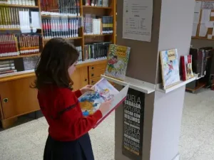 Alumna leyendo en la biblioteca del colegio santísimo sacramento