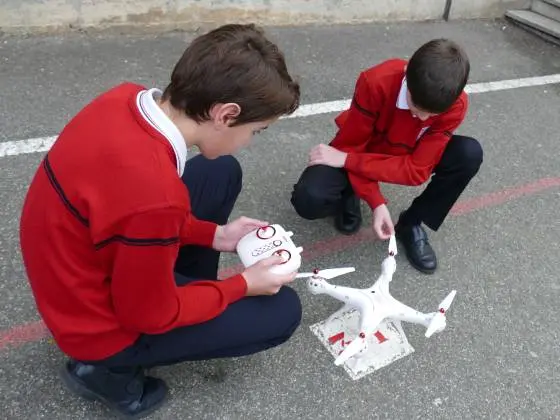 alumnos manejando un dron en el colegio santísimo sacramento