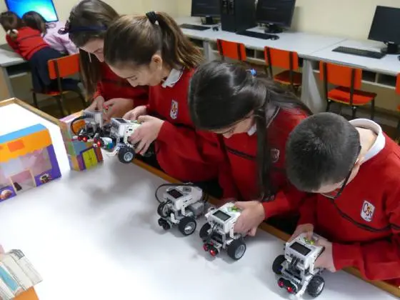 alumnos creando robots en el colegio santísimo sacramento en el aula de informática y robotica