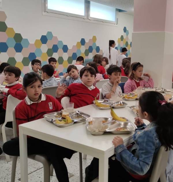 Alumnos de santísimo sacramento comiendo en el comedor del colegio